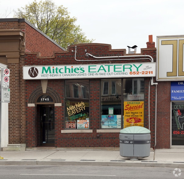 1745 St Clair Ave W, Toronto, ON à louer - Photo du bâtiment - Image 2 de 2