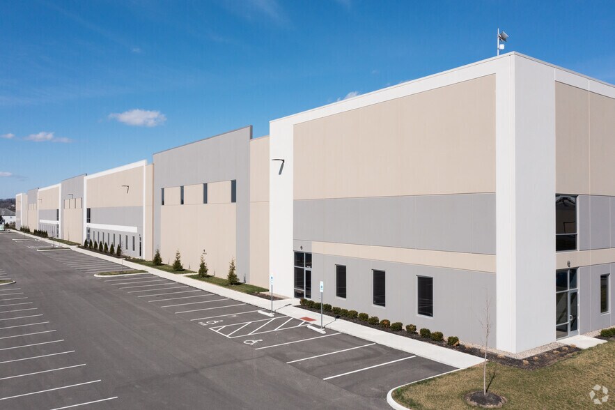 4600 Brate Dr, West Chester, OH à louer - Photo du bâtiment - Image 2 de 11