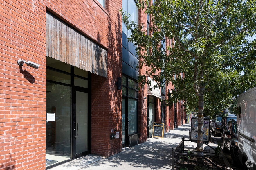 227 Grand St, Brooklyn, NY à louer - Photo du bâtiment - Image 3 de 8