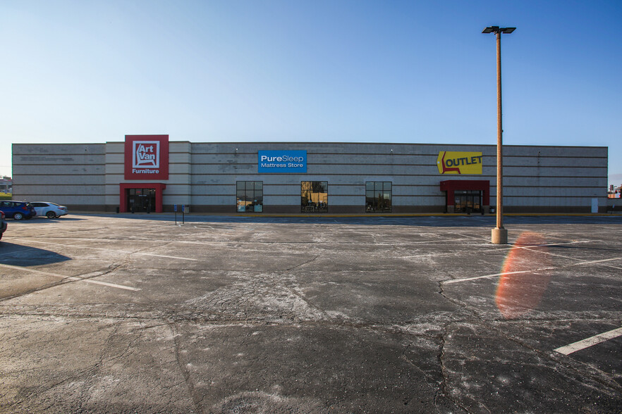 925 NW Plaza Dr, Saint Ann, MO for lease - Building Photo - Image 2 of 2