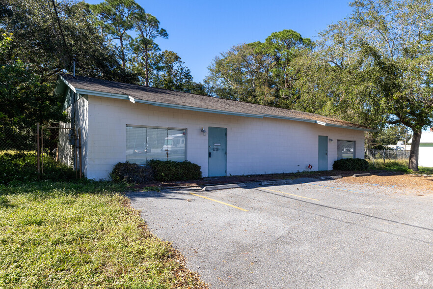 1228 S Hopkins Ave, Titusville, FL à vendre - Photo principale - Image 1 de 3