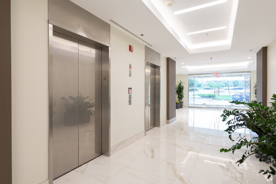 1608 Spring Hill Rd, Vienna, VA à louer - Hall d’entrée - Image 2 de 10
