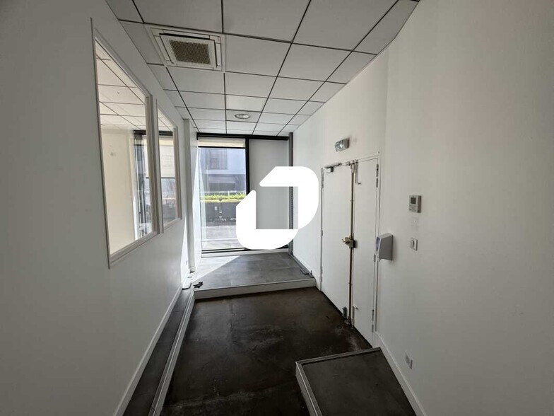 Office in Gentilly for lease - Interior Photo - Image 3 of 8