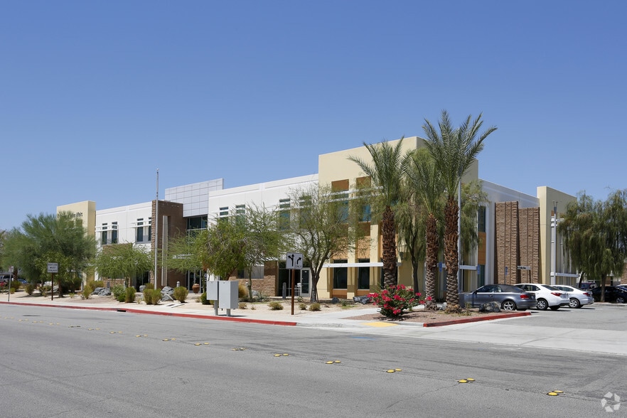 3700 Tachevah Dr, Palm Springs, CA à louer - Photo du bâtiment - Image 2 de 10