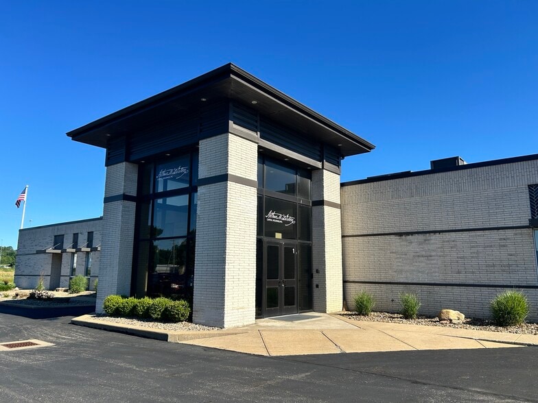 8000 Freedom Ave NW, North Canton, OH à louer - Photo du bâtiment - Image 3 de 5