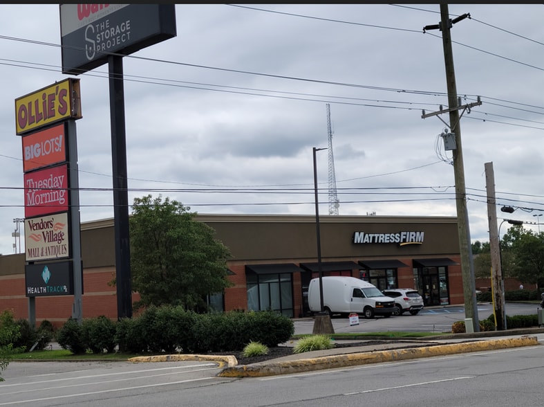 650 E Lewis and Clark Pky, Clarksville, IN à louer - Photo du bâtiment - Image 2 de 9