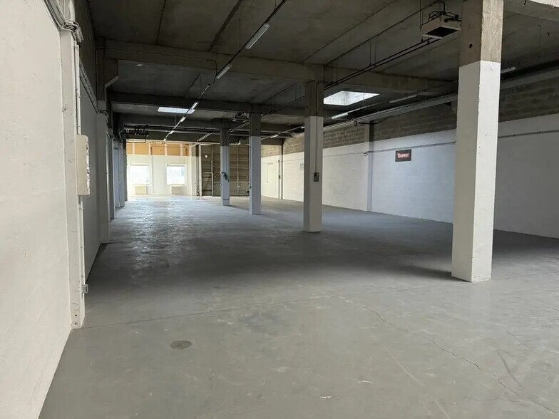 Flex in Lognes for lease - Interior Photo - Image 2 of 5