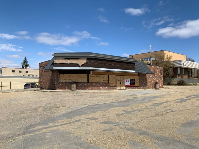 5010 48 Ave, Camrose, AB à louer - Photo du bâtiment - Image 1 de 2