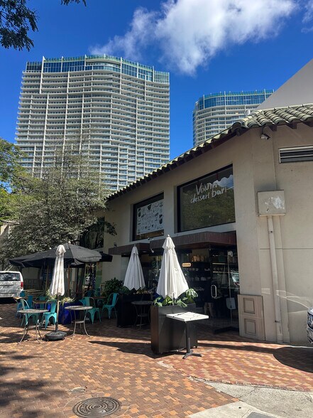 2113 Kalakaua Ave, Honolulu, HI à louer - Photo du bâtiment - Image 2 de 3