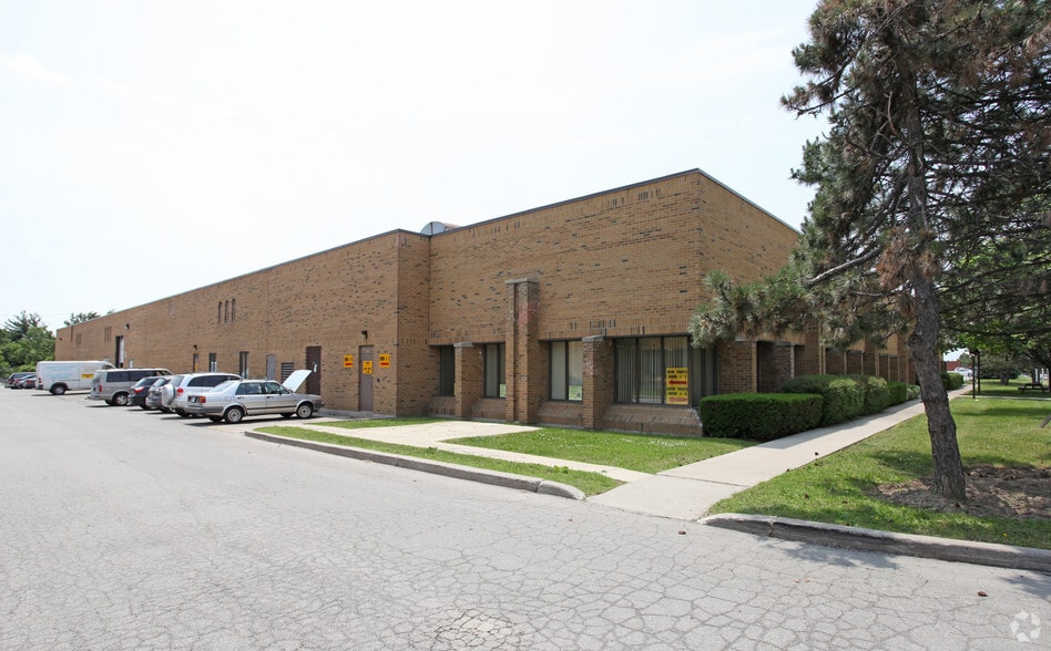 265-267 Champagne Dr, Toronto, ON for lease - Building Photo - Image 2 of 3