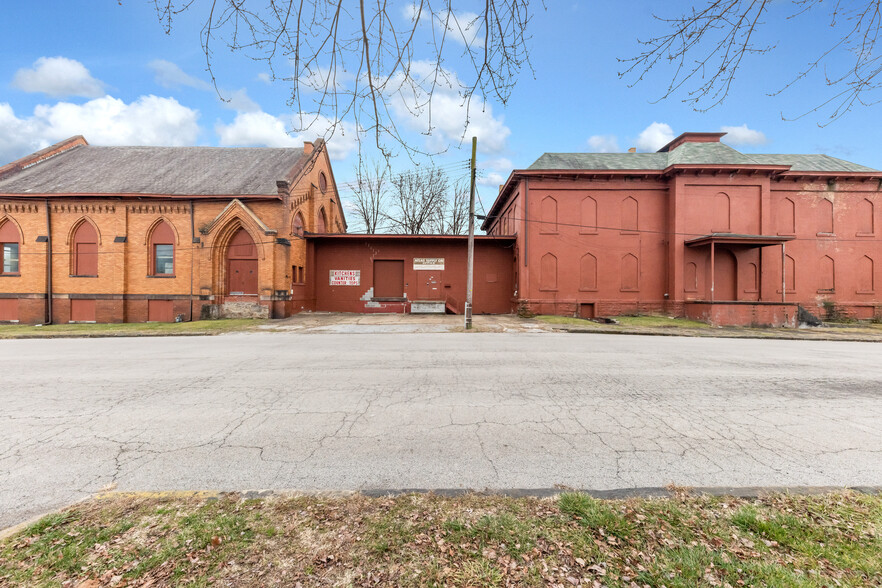 414 7th Ave, Beaver Falls, PA à vendre - Photo du bâtiment - Image 1 de 1