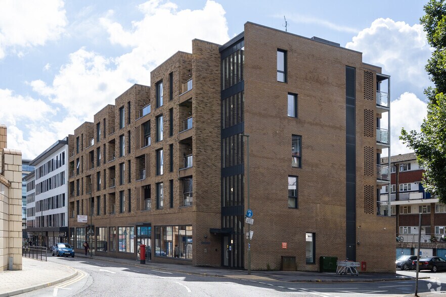 16-22 Cromwell Rd, Redhill à louer - Photo du bâtiment - Image 2 de 4