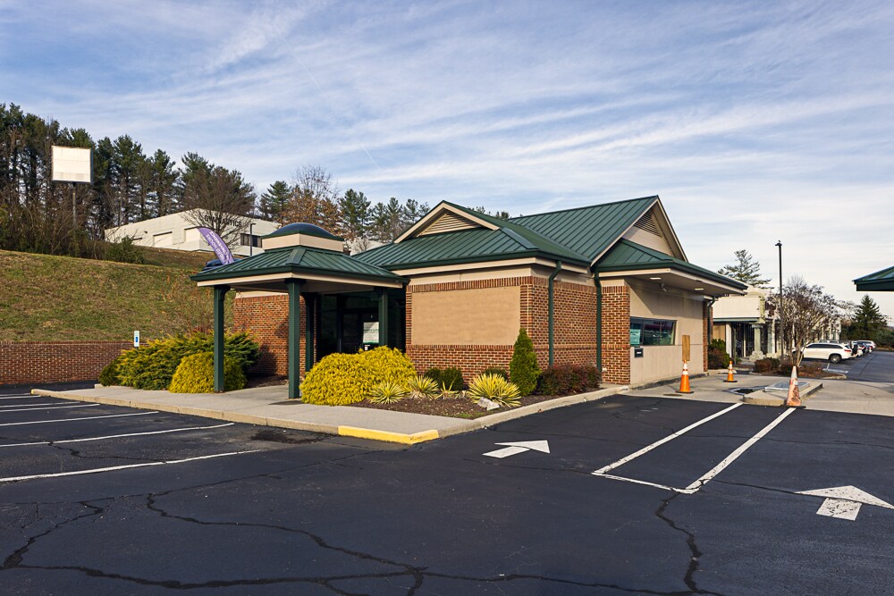 1708 N Eastman Rd, Kingsport, TN à vendre Photo du bâtiment- Image 1 de 16
