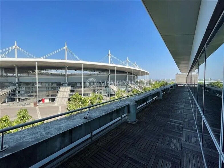 Office in Saint-Denis for lease - Building Photo - Image 2 of 10