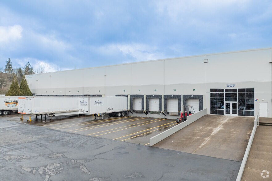 13023 SE Jennifer St, Clackamas, OR à louer - Photo du bâtiment - Image 3 de 5