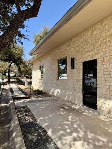 2440 E Highway 290, Dripping Springs, TX à louer - Photo du bâtiment - Image 2 de 11
