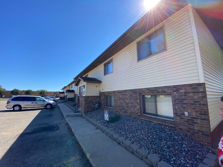 25-33 14th Ave NE, Saint Cloud, MN à vendre - Photo du bâtiment - Image 2 de 9
