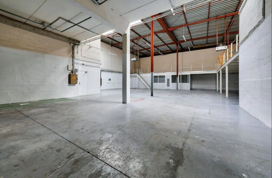 Industrial in Trappes for lease - Interior Photo - Image 3 of 6