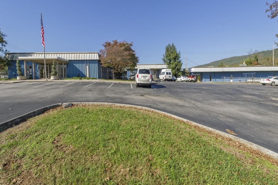 2425 N Gateway Ave, Harriman, TN for sale - Building Photo - Image 1 of 1