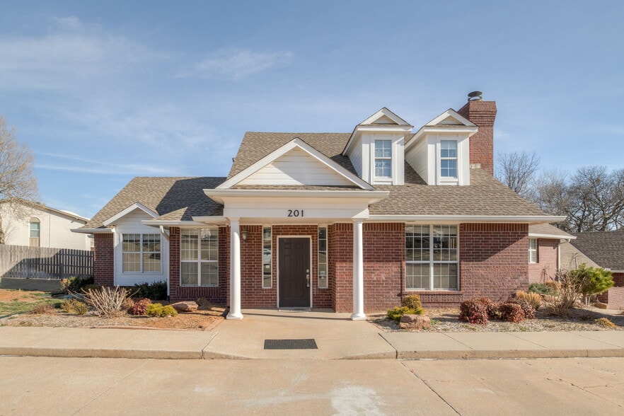 201-203 E 10th St Plz, Edmond, OK for lease - Building Photo - Image 2 of 11