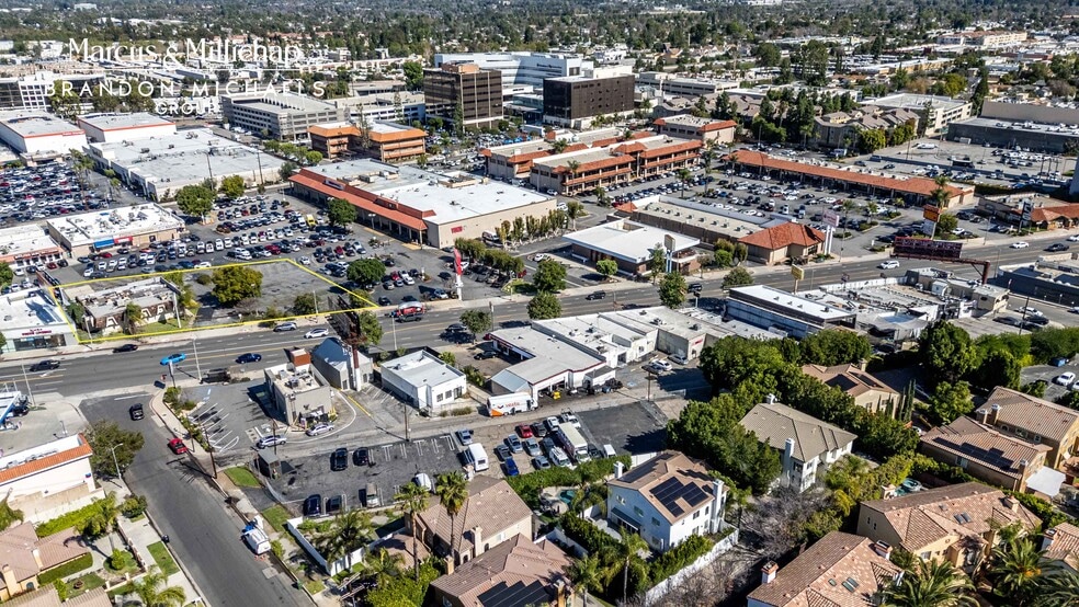 18451-18481 Ventura Blvd, Tarzana, CA for sale - Building Photo - Image 2 of 15