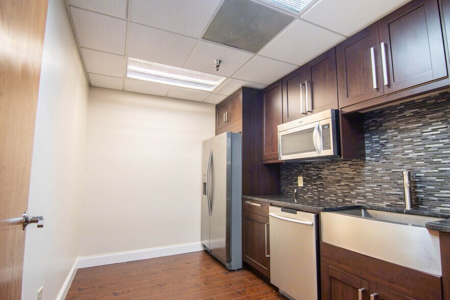 696 N 1st Ave, Saint Petersburg, FL à louer - Photo du bâtiment - Image 3 de 16