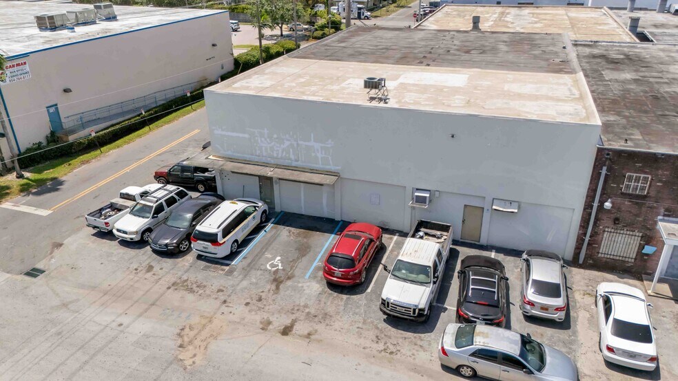 701 NW 7th Ter, Fort Lauderdale, FL à vendre - Photo du bâtiment - Image 3 de 4