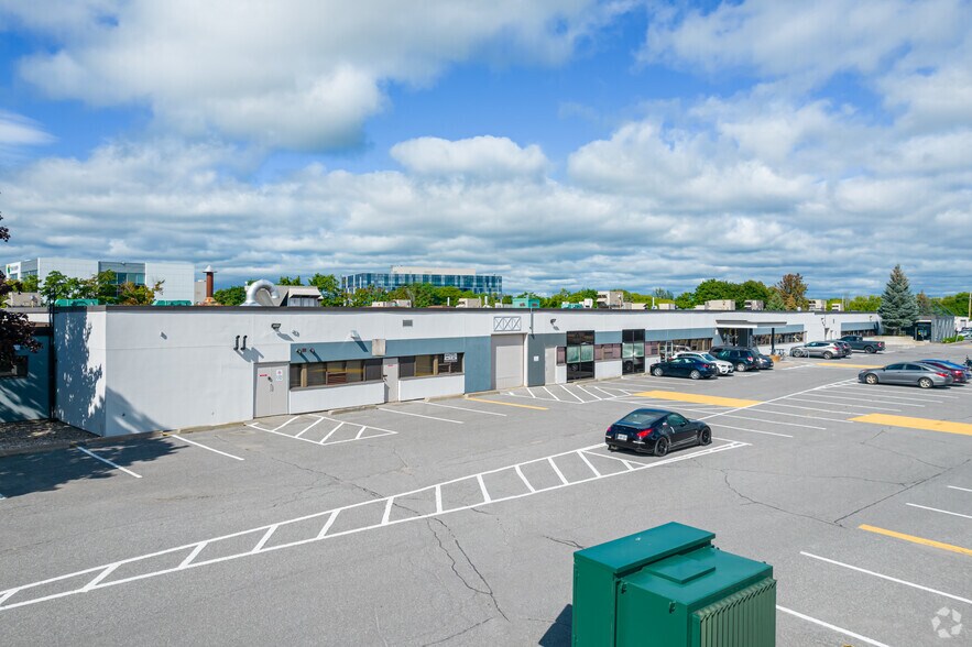 1891-1941 Robertson Rd, Ottawa, ON à louer - Photo du bâtiment - Image 3 de 5