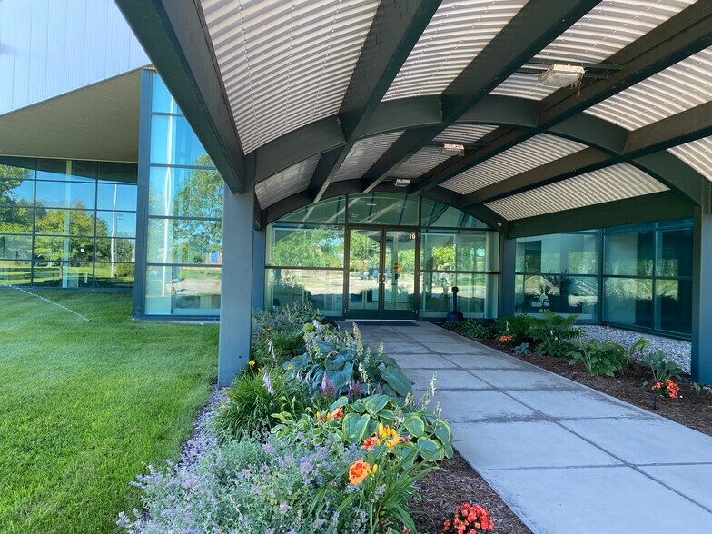 100 Harbor Dr, Charlevoix, MI à louer - Photo du bâtiment - Image 3 de 44