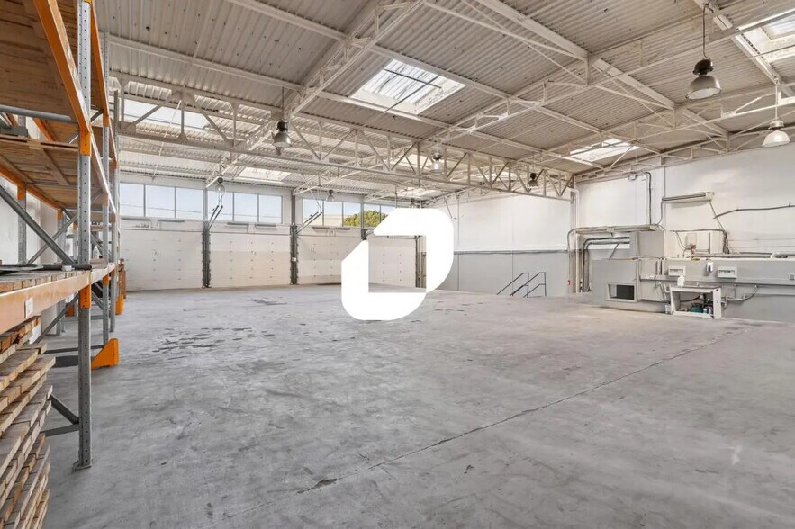 15 Rue Du Lyonnais, Saint-Priest à louer - Photo du bâtiment - Image 3 de 20