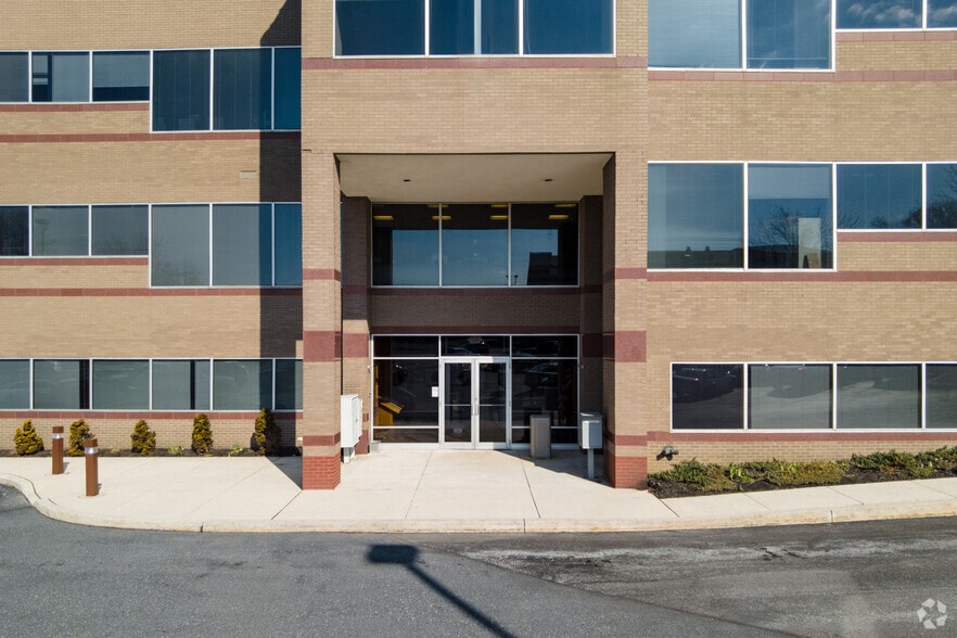 5001 Louise Dr, Mechanicsburg, PA à louer - Photo du bâtiment - Image 3 de 29