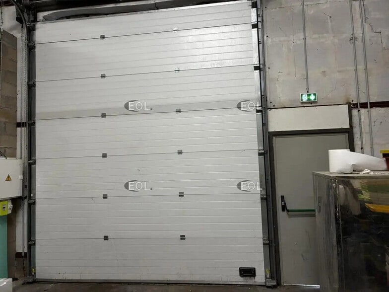 Flex in Le Coudray-Montceaux for lease - Interior Photo - Image 2 of 2