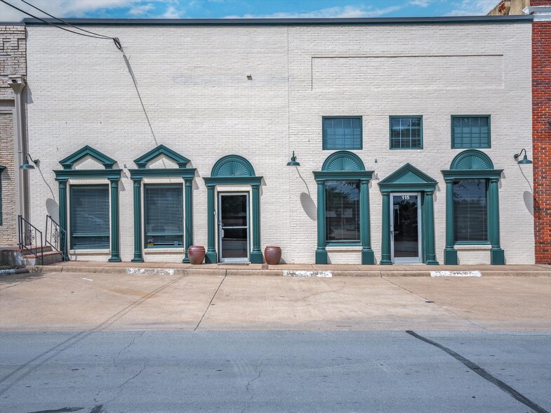 115 N Frances St, Terrell, TX for sale - Primary Photo - Image 1 of 45