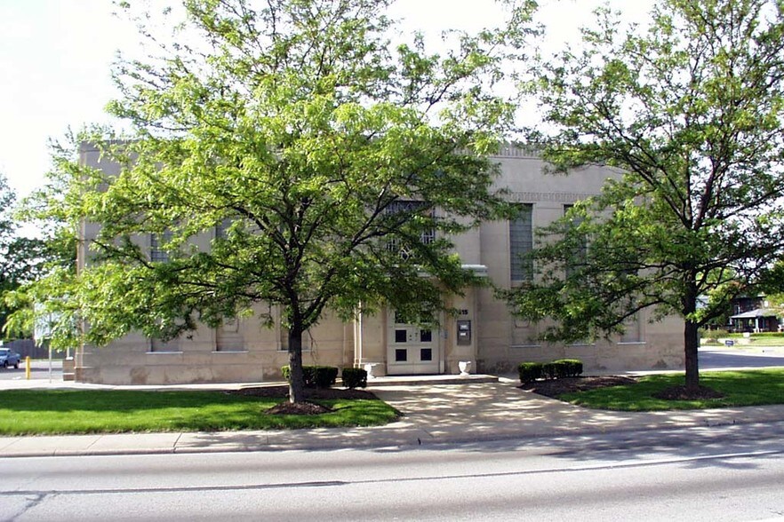 215 E 38th St, Indianapolis, IN à louer - Photo du bâtiment - Image 3 de 13