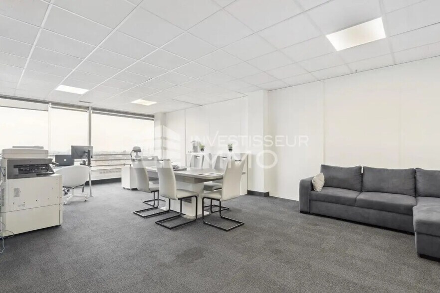 Flex in Émerainville for lease - Interior Photo - Image 1 of 3