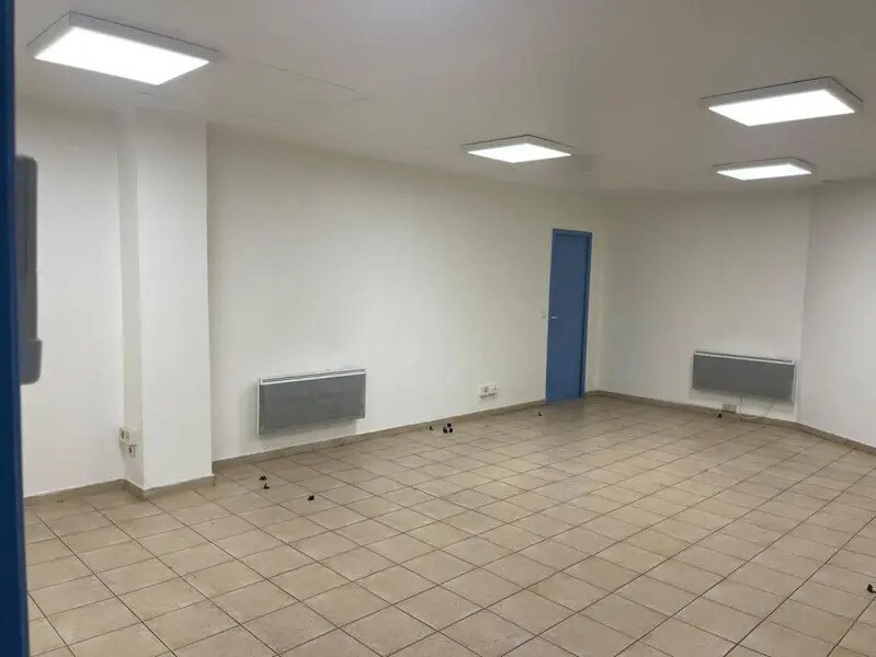 Industrial in Saint-Denis for lease Interior Photo- Image 1 of 15