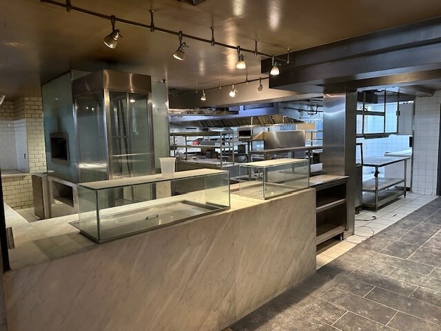 2472 Yonge St, Toronto, ON à louer - Photo du bâtiment - Image 3 de 5