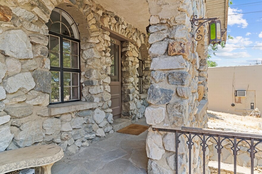 17539 Elizabeth Lake Rd, Lake Hughes, CA for sale - Primary Photo - Image 1 of 36