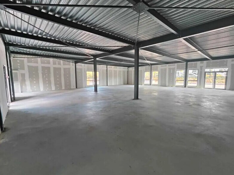 Office in Plaisir for lease - Building Photo - Image 2 of 12