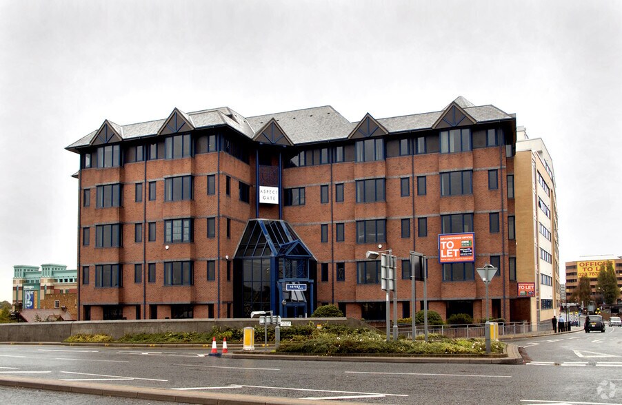 166 College Rd, Harrow à louer - Photo du bâtiment - Image 3 de 25