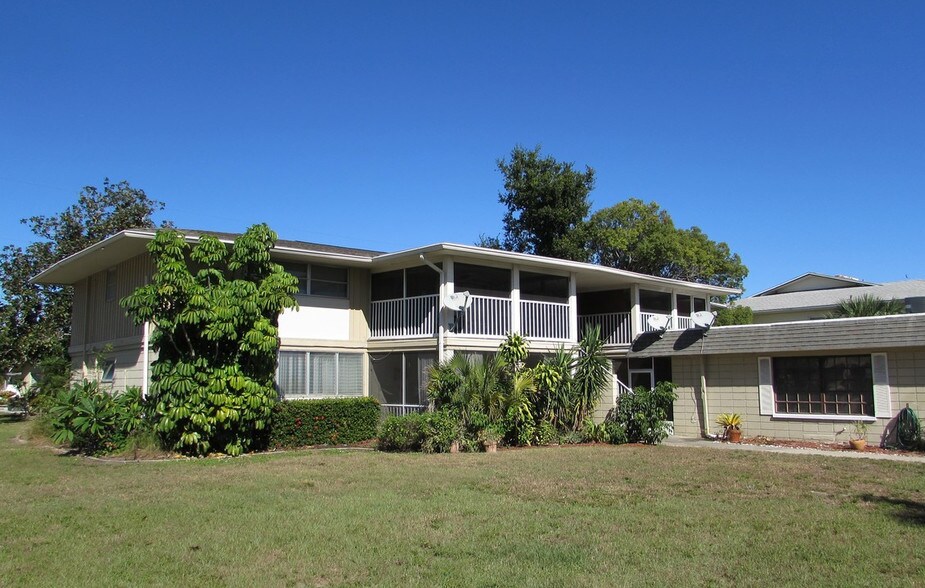 3075 Los Altos Dr, Belleair Bluffs, FL for sale - Building Photo - Image 1 of 1
