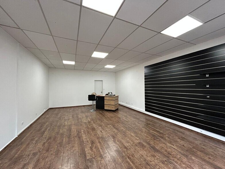 Retail in Salon-de-Provence for lease - Interior Photo - Image 3 of 4