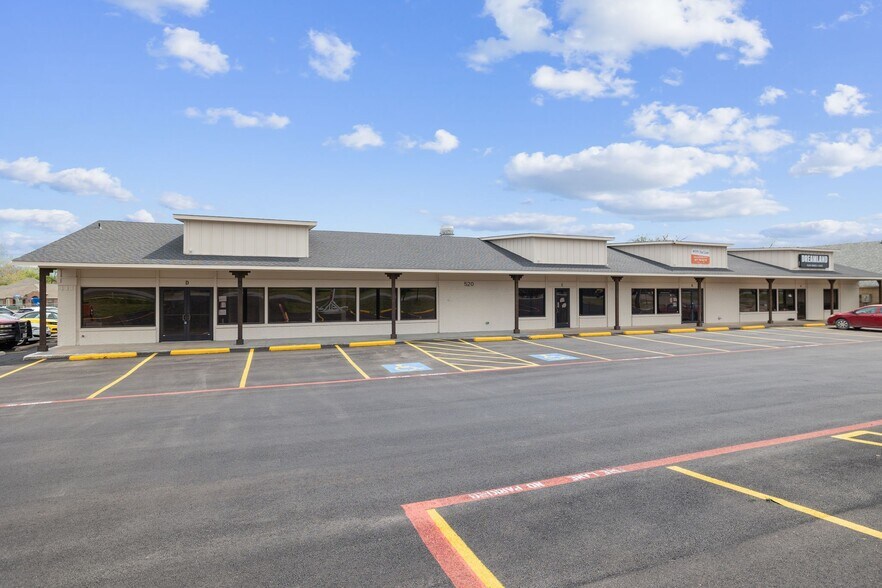 520 N Broadway St, Joshua, TX à louer - Photo du bâtiment - Image 3 de 5