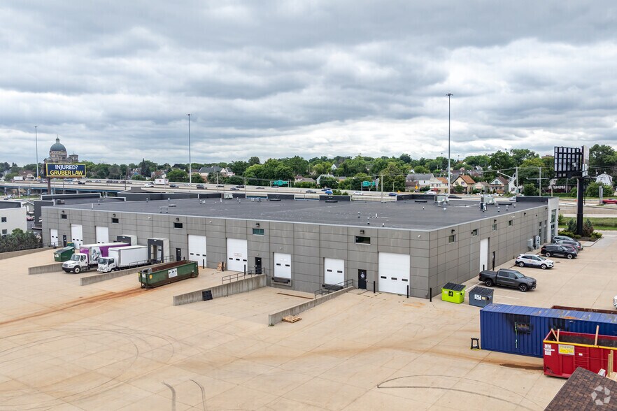 1966 S 4th St, Milwaukee, WI à vendre - Photo du bâtiment - Image 2 de 5