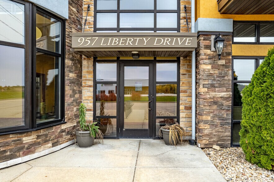 807 Liberty Dr, Verona, WI à louer - Photo du bâtiment - Image 3 de 6