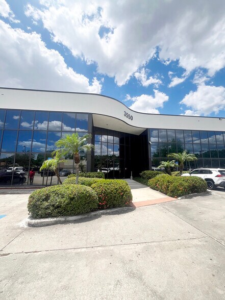 3550 W Waters Ave, Tampa, FL à louer - Photo du bâtiment - Image 3 de 6