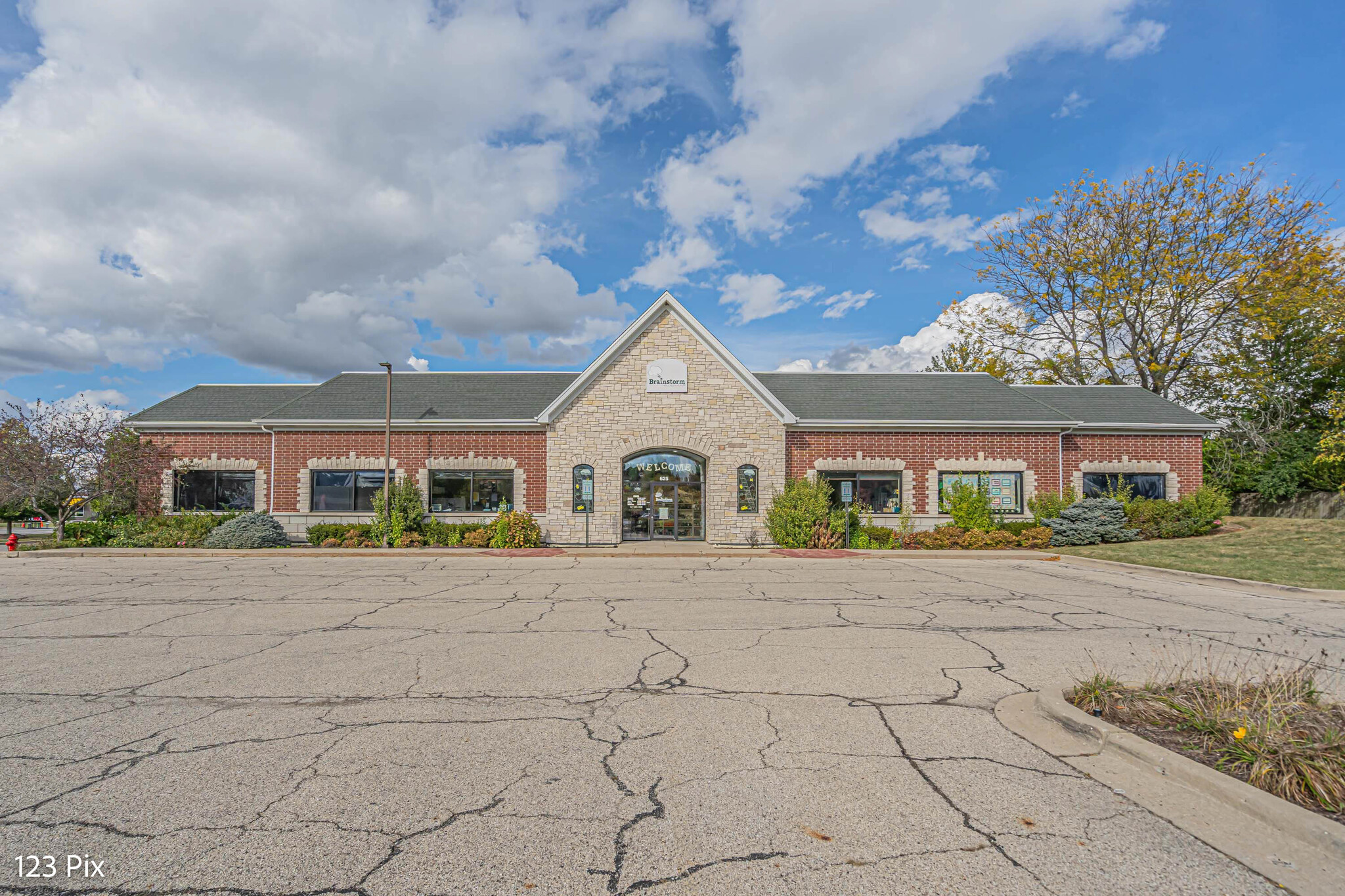 625 N Bridgeport Ter, Lindenhurst, IL for sale Building Photo- Image 1 of 42