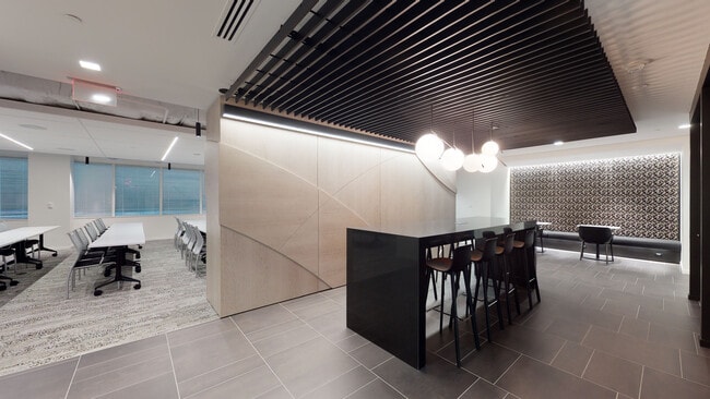 Plus de détails pour 5335 Wisconsin Ave NW, Washington, DC - Commerce de détail à louer