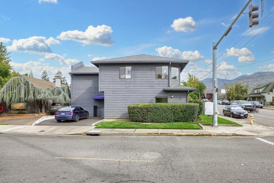 1002 NW 6th St, Grants Pass, OR for sale - Building Photo - Image 2 of 5