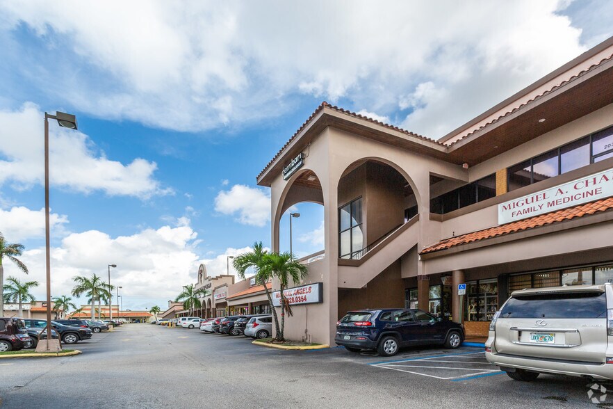 1800 W 68th St, Hialeah, FL à louer - Photo du bâtiment - Image 2 de 11